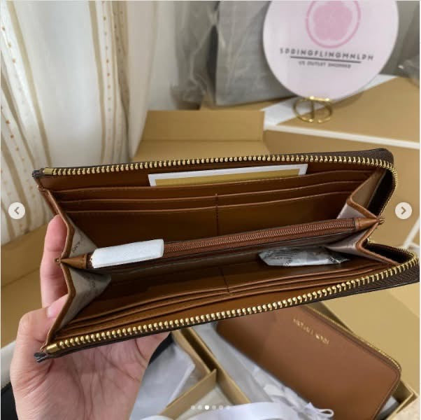 Michael Kors - Large Quater-Zip Wallet