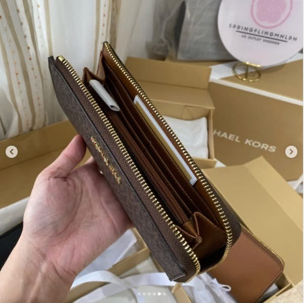 Michael Kors - Large Quater-Zip Wallet